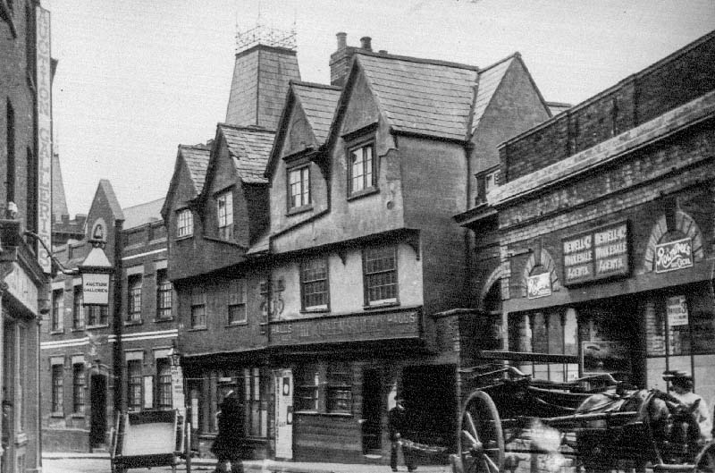 Castle Street, looking past the Queen’s Head pub, 1908